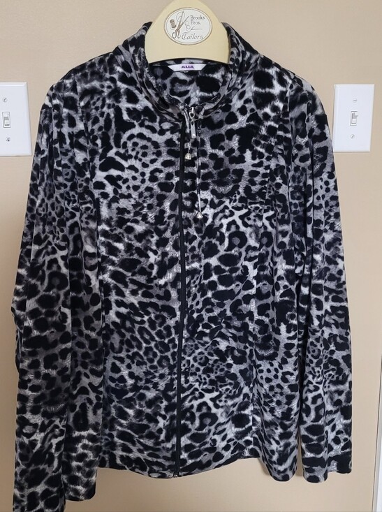 Alia Jackets & Blazers - 💜2 for $10💜 Bundle and save Black & Gray Leopard-Print Zip Bomber Jacket